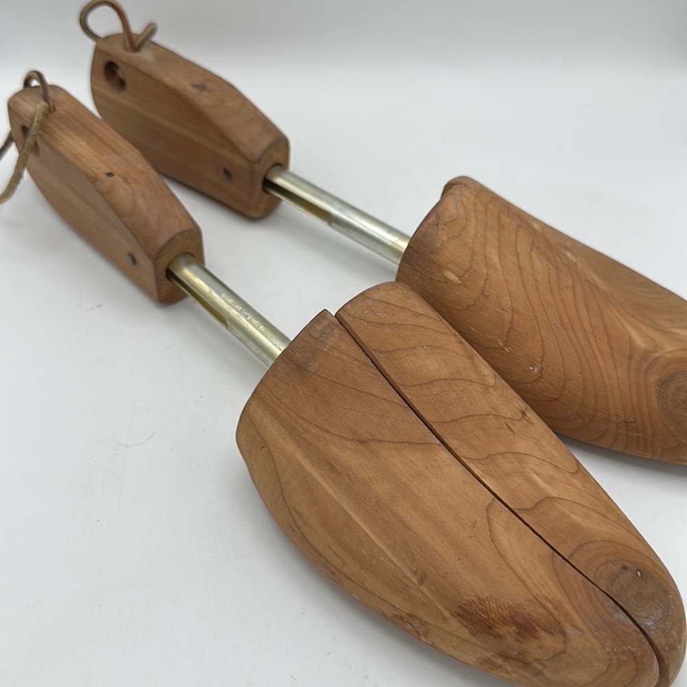 Split-toe cedar shoe tree pair, size L